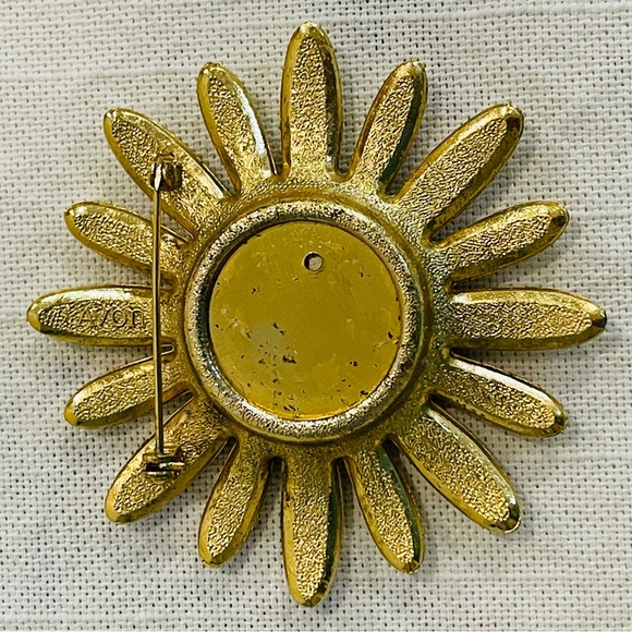 Vintage Solid Fragrance Daisy Brooch - Picture 2 of 6